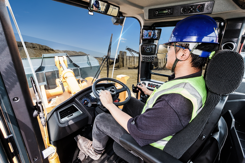 HYUNDAI HL955A WIELLADER Details kunnen een enorm verschil betekenen als het gaat om veiligheid, met name wanneer u onder zware omstandigheden werkt. Het draait niet enkel om het naleven van regels. De veiligheidsfuncties van de HL955A zijn ontworpen en getest om aan uw behoeften in de echte wereld te voldoen, en u beschikt zelfs over een extra paar ogen dankzij het optionele, geavanceerde rondomzichtsysteem (AAVM) en het intelligente detectiesysteem voor bewegende objecten (IMOD) en radarsystemen. Het vertrouwen wordt gesterkt door technieken die een gevoel van stabiliteit en soepele prestaties bieden bij zwaarbelast werk. Doordat deze wiellader voor een rustige, ongevalvrije werkplek zorgt, verhoogt hij de productiviteit en de gemoedsrust van elke machinist.